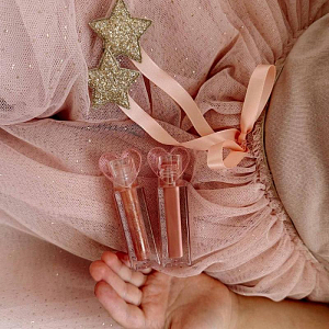 Блеск для губ с ароматом клубники Mrs. Ertha "Glimmies Vegan Nude Pink", нежно-розовый